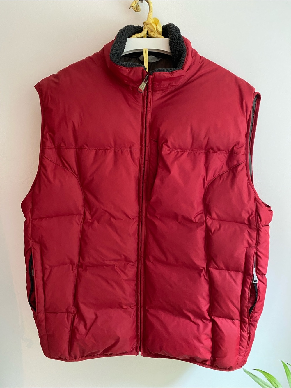 Vintage GAP Men's Red Quilted Down Filled Puffer Vest with Fleece Sherpa Collar.